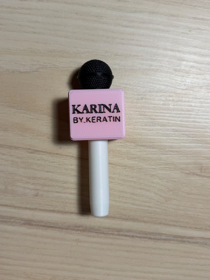 Zákaznice s mikrofonem Karina by Keratin